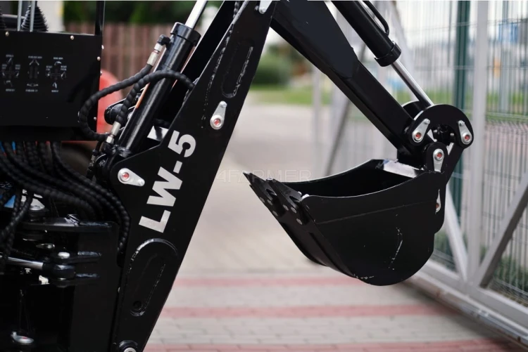 koparka-do-ciągnika-lw-5-4farmer1.jpg